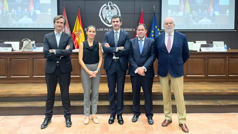 Carlos Alberto Saiz Peña, socio de Ecix Group y presidente de ENATIC-Abogacía Digital; Aleida Alcaide García, Directora general de IA en el Ministerio para la Transformación Digital y de la Función Pública; Moisés Barrio, letrado del Consejo de Estado y autor del libro; Miguel Recio Gayo, abogado de CMS y presidente de la Asociación Profesional Española de Privacidad e IA y Juan Pujol Jaén, presidente de Lefebre